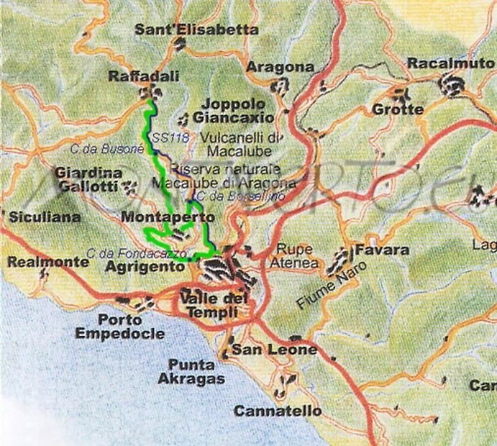 Cadono massi dal costone, chiusa la strada Fondacazzo-contrada Borsellino