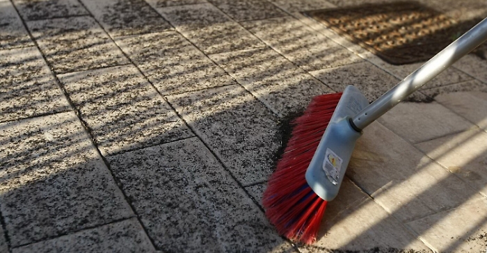 Cenere vulcanica sui tetti, strade e balconi dei paesi etnei