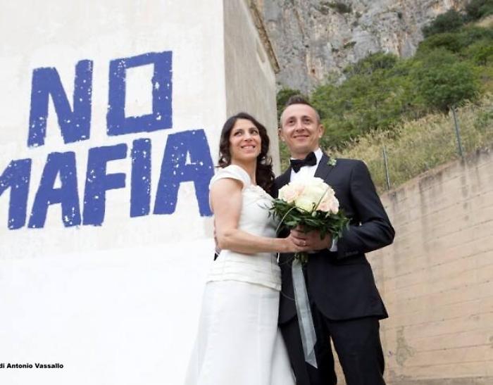 Sposi scelgono collina di Capaci come location foto di nozze