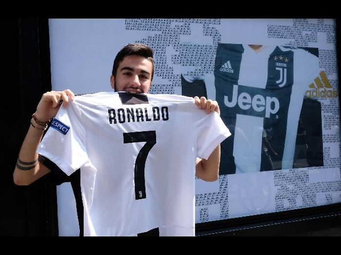 Primo autografo Ronaldo su maglia Juve