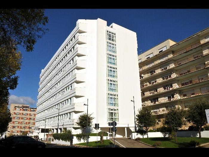 Tenta fuggire da ospedale, cade e muore