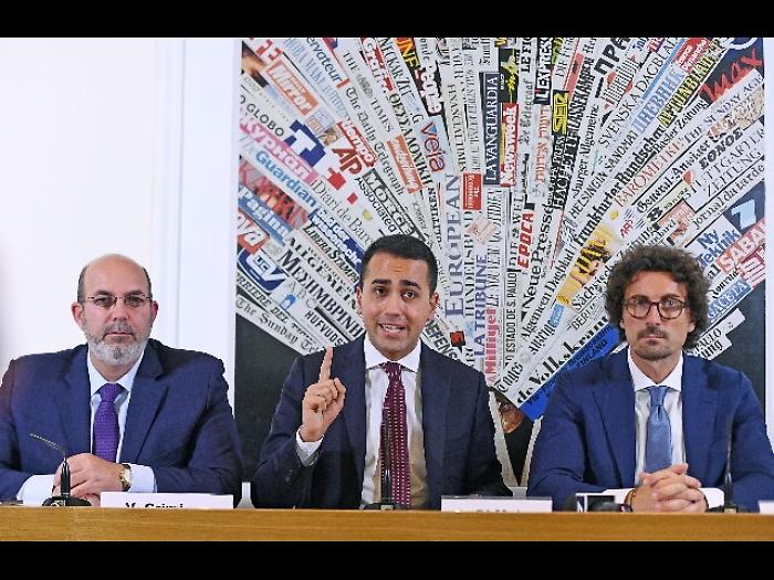 Tour mondiale per il No del M5s