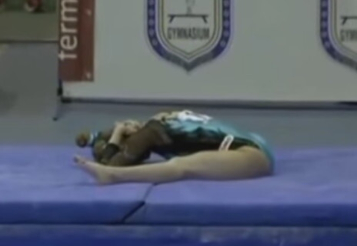 La trave tradisce Carlotta Ferlito. Brutta caduta a Jesolo per la libellula catanese