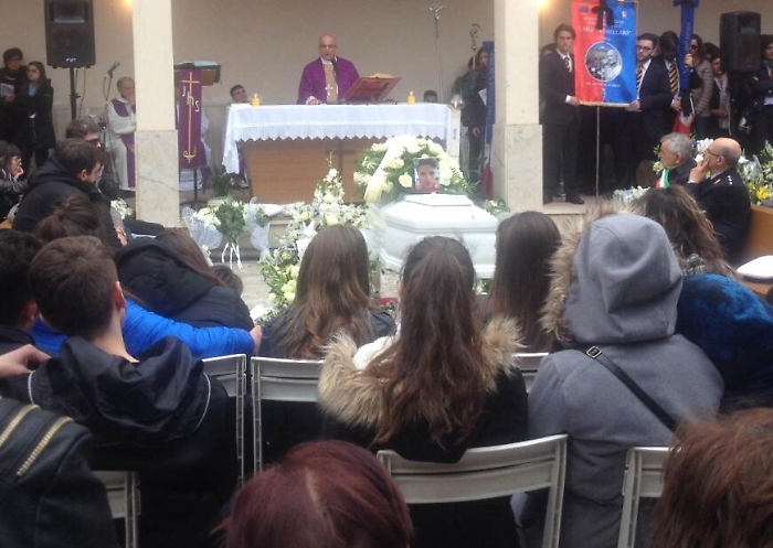 L'ultimo saluto a Samuele tra lacrime e palloncini bianchi