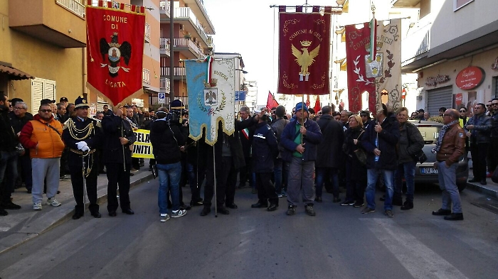 La crisi della Raffineria, Gela si mobilita Negozi chiusi, in piazza operai, studenti, Chiesa