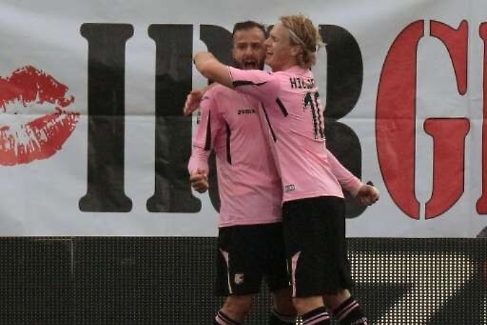 Il Palermo scappa con Gilardino Il Carpi pareggia col rigore di Mancosu