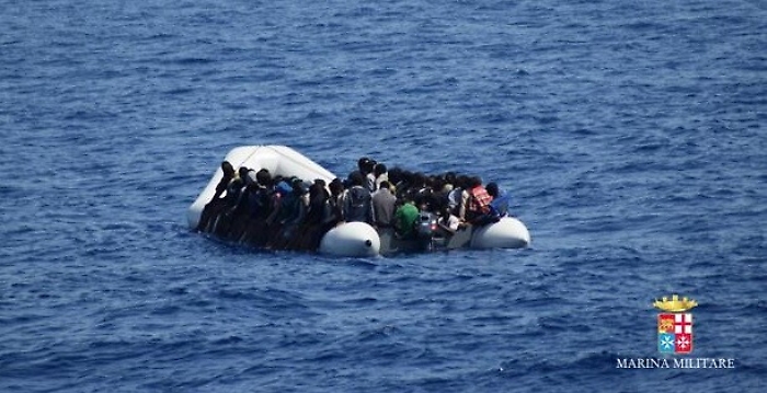 Blitz nelle acque del Canale di Sicilia Abbordata e fermata la nave degli scafisti