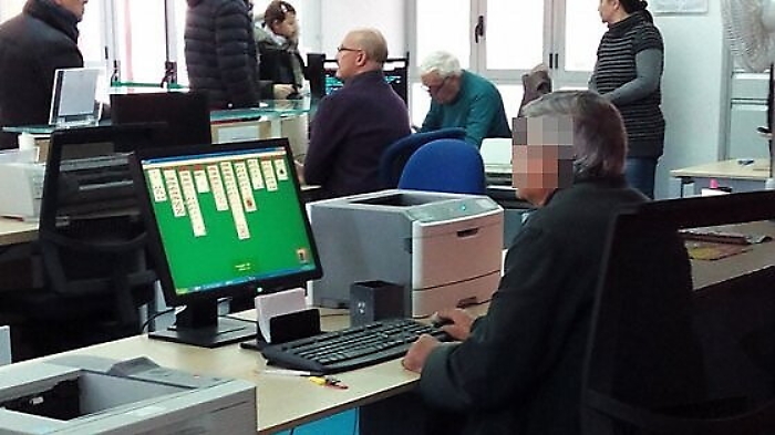 L'impiegato dell'Anagrafe che gioca al pc con la gente in fila