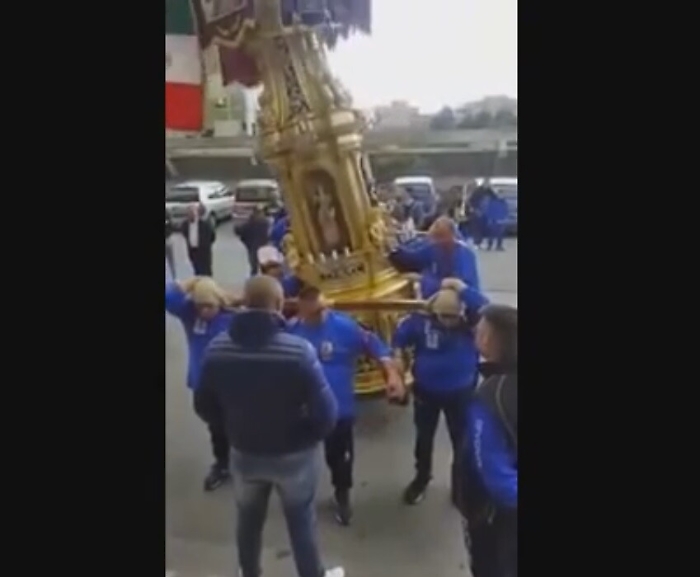 Patern&ograve;, l&rsquo;inchino di Santa Barbara al boss Il questore blocca due cerei e la processione