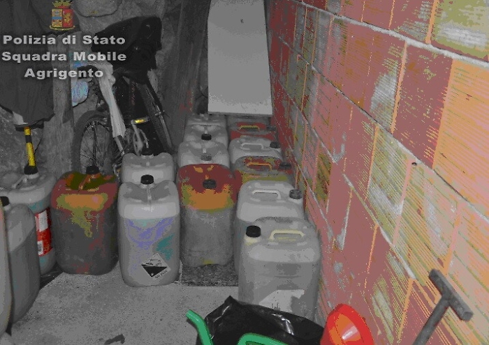 Favara, autista autocompattatore svuotava camion del gasolio