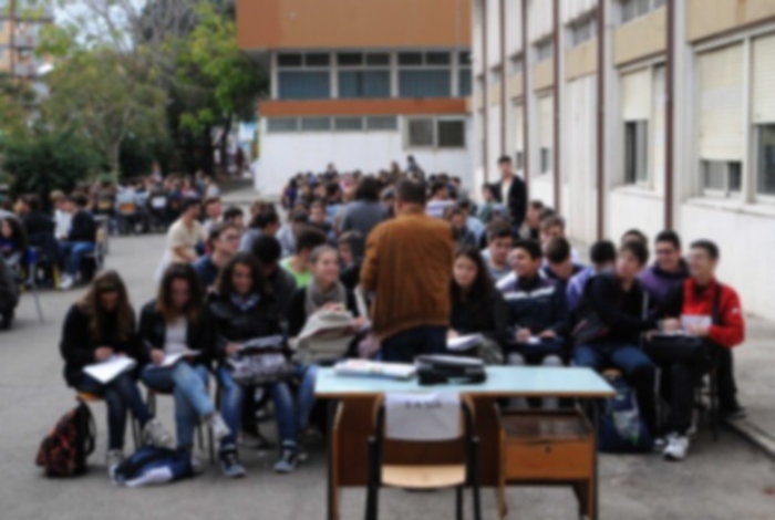 Scuola inagibile, per protesta lezioni all'aperto a Lipari