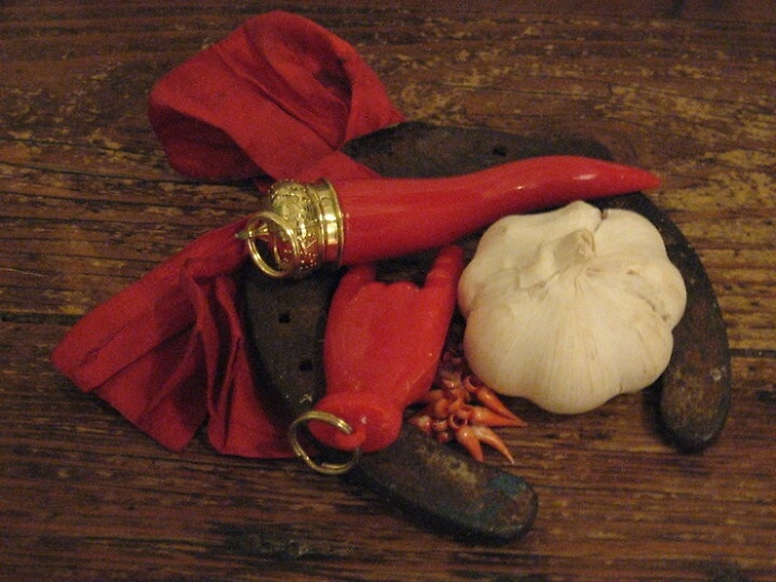 Gioielli con il sale per cacciare via il malocchio