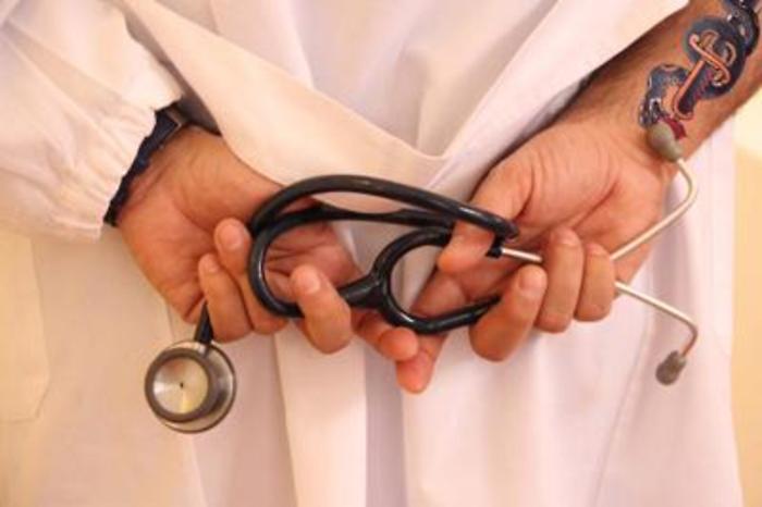 Salute: tattoo e camice bianco, pazienti non diffidano dei medici tatuati