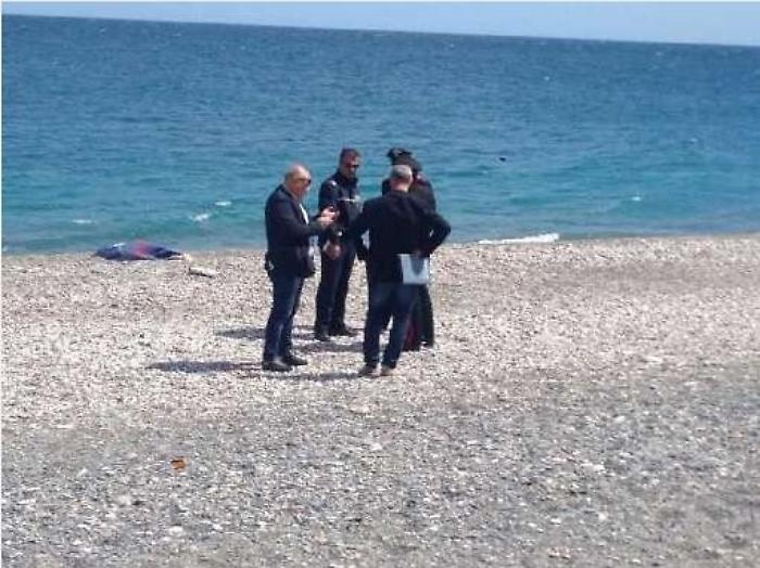 Cadavere di uomo in spiaggia Sul corpo un cobra tatuato