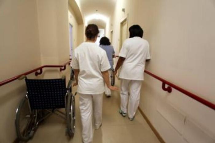 Anziani: notti insonni in ospedale, meno sonniferi addestrando infermieri