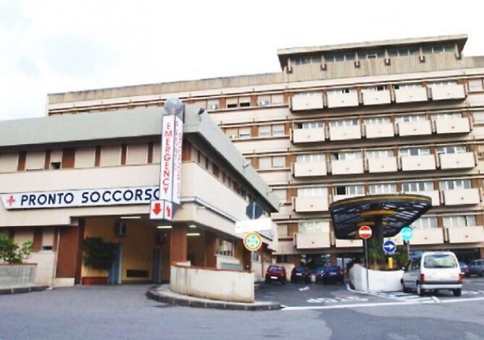 Messina, ventenne muore al pronto soccorso Gli hanno sparato alla schiena e alla gamba