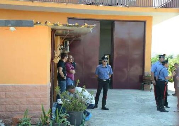 Orrore a Palagonia, uccisa coppia: lui sgozzato, lei gi&ugrave; dal balcone