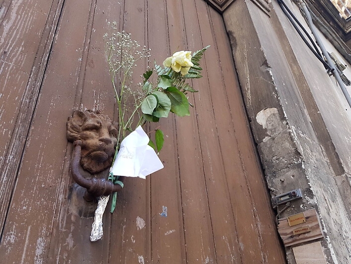 Una rosa gialla e un biglietto per Adele Funzionari Farnesina a Dacca per rientro salme