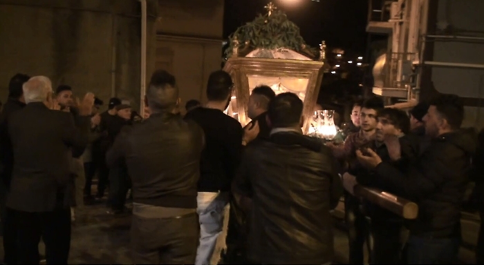 San Michele di Ganzaria, ecco il video dei carabinieri: applausi sotto casa del boss