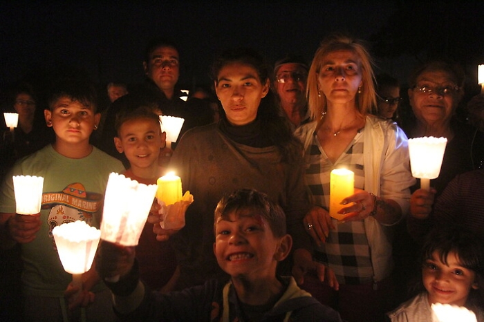 Catania, quartiere Librino al buio: la gente in strada con le fiaccole