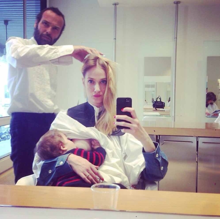 Eva, top palermitana sempre col bebè: allatta dove può