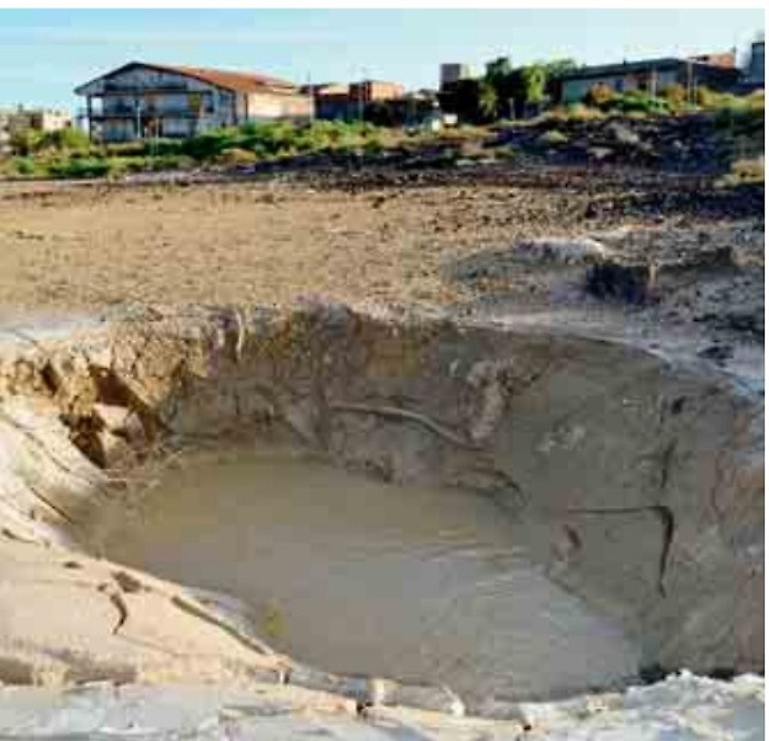Le Salinelle  in piena attività  fuoriesce fango  da dieci bocche