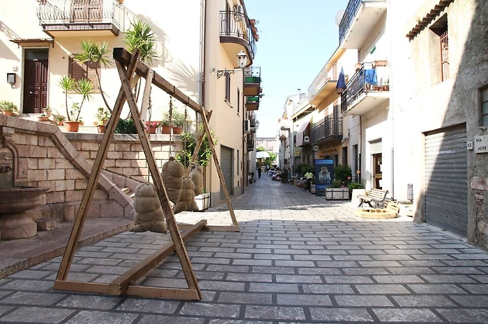 Messina, muore per un malore corpo dilaniato dai cani