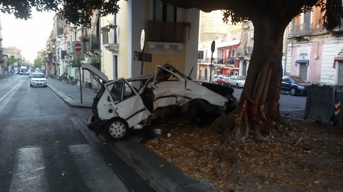 Catania: inseguimento nella notte fuggitivo si schianta contro un albero
