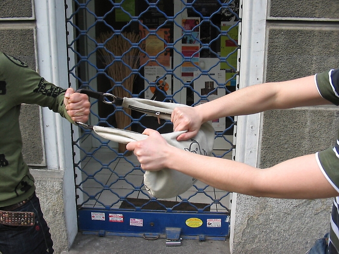 Catania, scippano una donna ma la telecamera li ritrae: presi