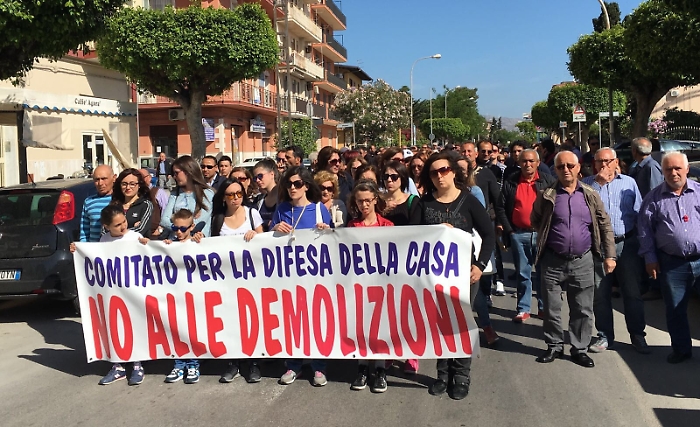 Licata, abusivi in piazza per dire no alle ruspe