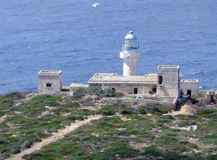 Faro di Capo Murro di Porco abbandonato e invaso dai rifiuti