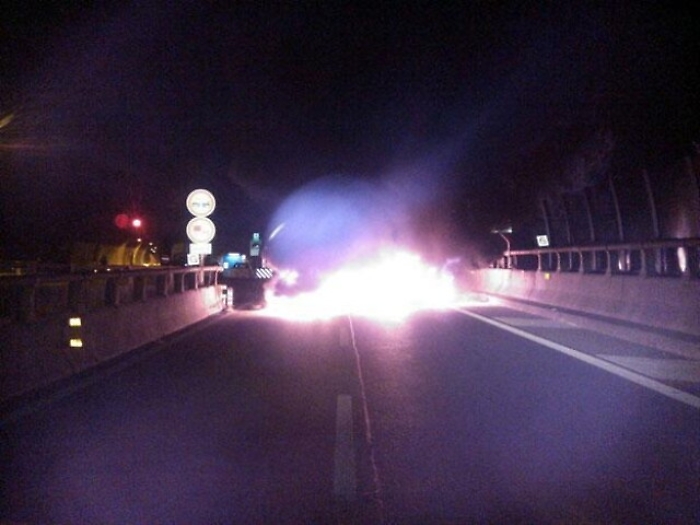 Pneumatici a fuoco, disagi sulla A32