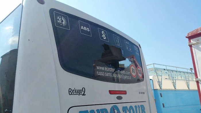 Pullman dei tifosi del Catania accerchiato e aggredito a Siracusa