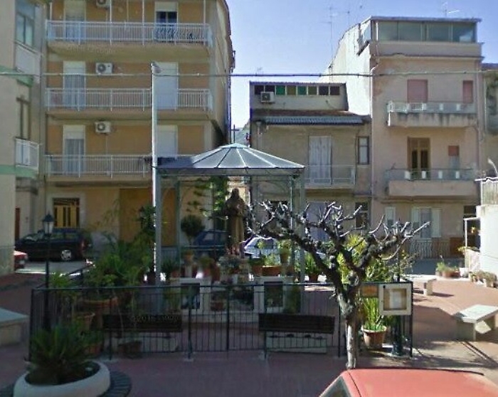 Misilmeri, incendio danneggia la statua di San Pio