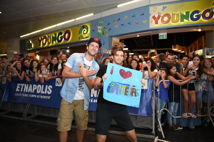 Bagno di folla al centro commerciale per iPantellas, youtubers amatissimi dai giovani