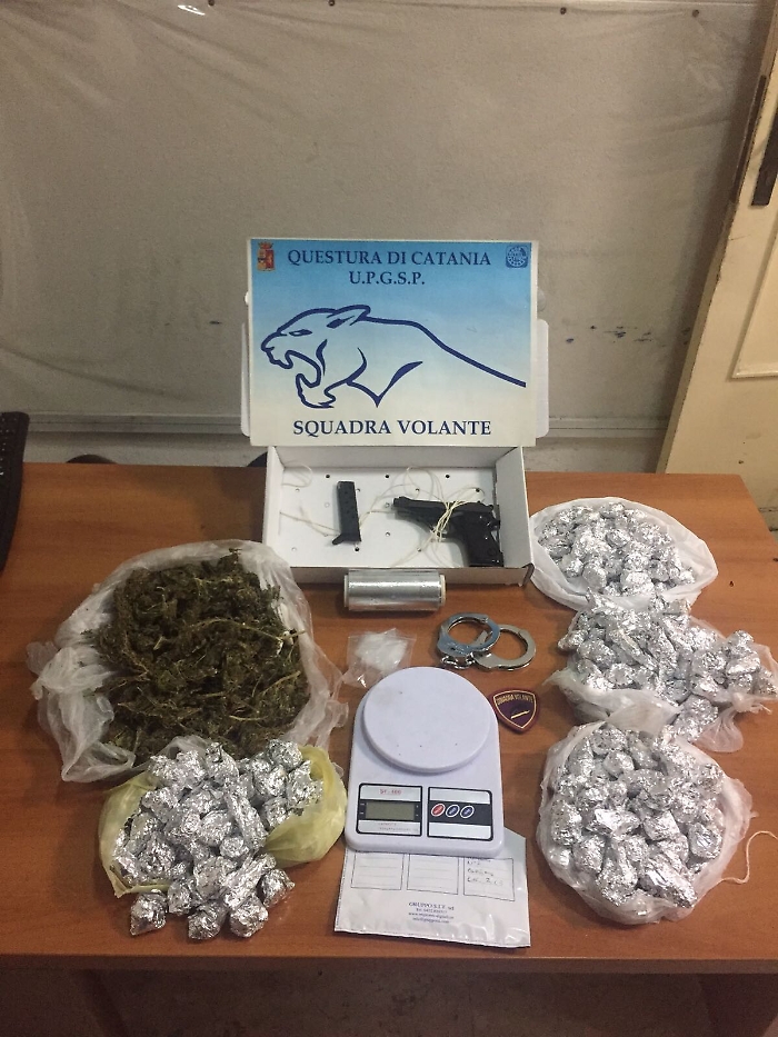 A Librino inseguono presunti spacciatori e in un vano ascensore trovano una pistola e droga