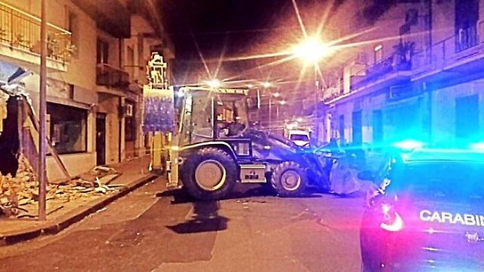 Asportano sportello bancomat con pala meccanica rubata e fuggono con bottino di 50 mila euro