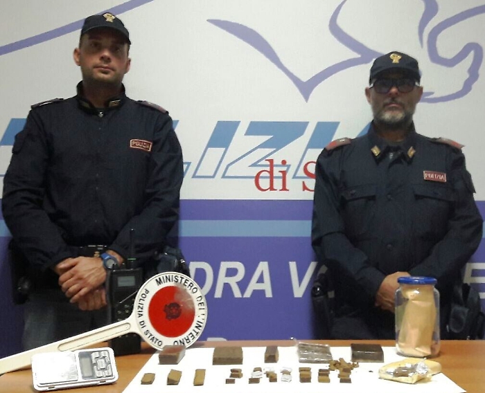 Palermo, i poliziotti si fingono turisti e arrestano tre spacciatori