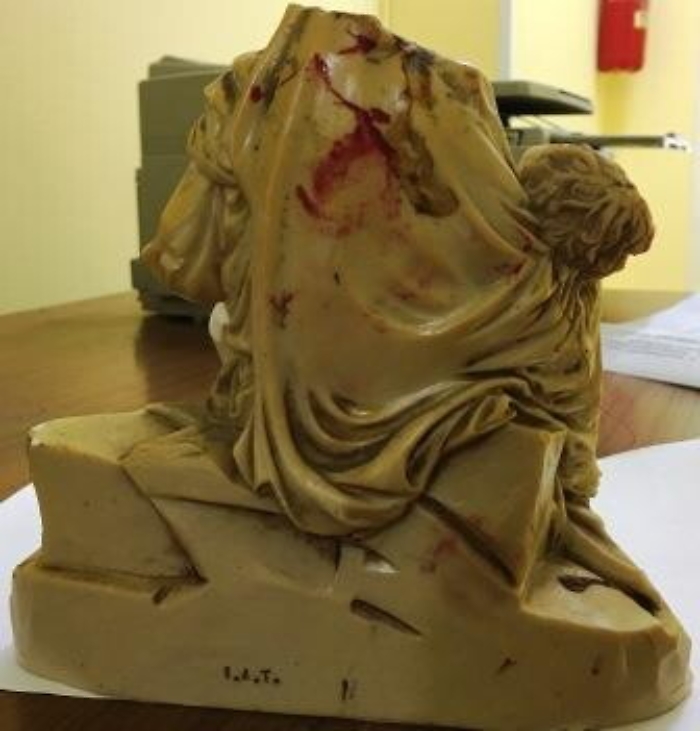 Catania, colpisce con una statuetta di marmo ex moglie e la scaraventa dalle scale: arrestato