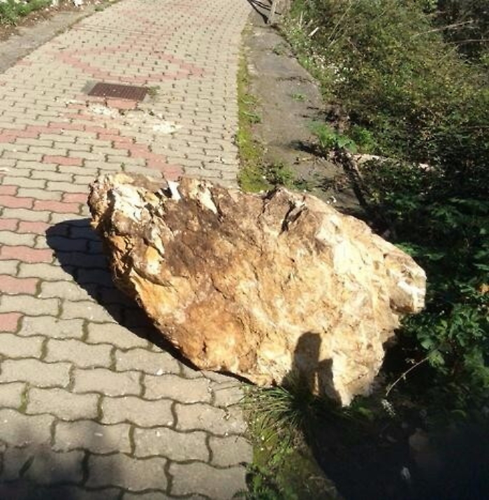 Si staccano massi da costone roccioso a Castelmola: nessun danno