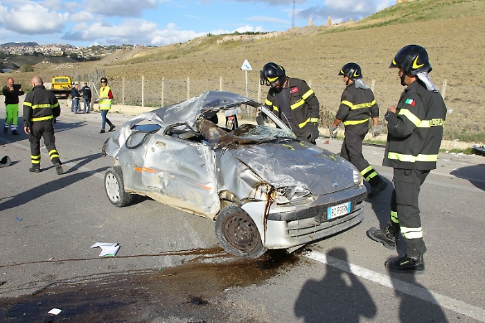 Agrigento, ruba auto e si ribalta durante la fuga: grave 17enne 