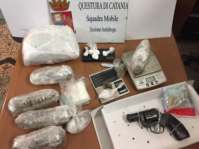 Catania,  casa di una sessantenne droga e armi: arrestata
