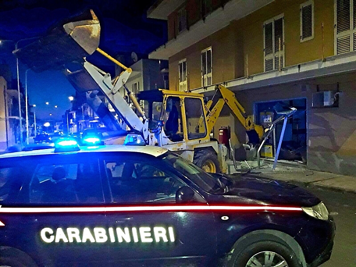 Siracusa, bloccati mentre tentavano di rubare postamat con un escavatore