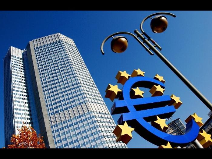 Indice Pmi composito Eurozona gi&ugrave; a 52,6