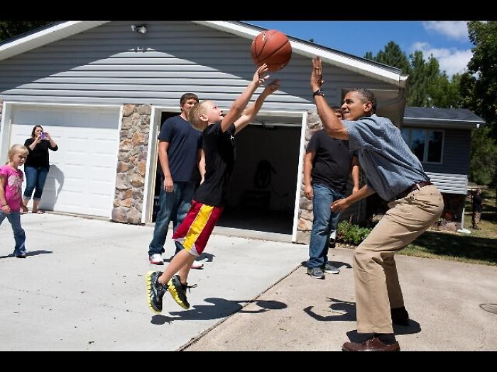 Come da tradizione Obama gioca a basket