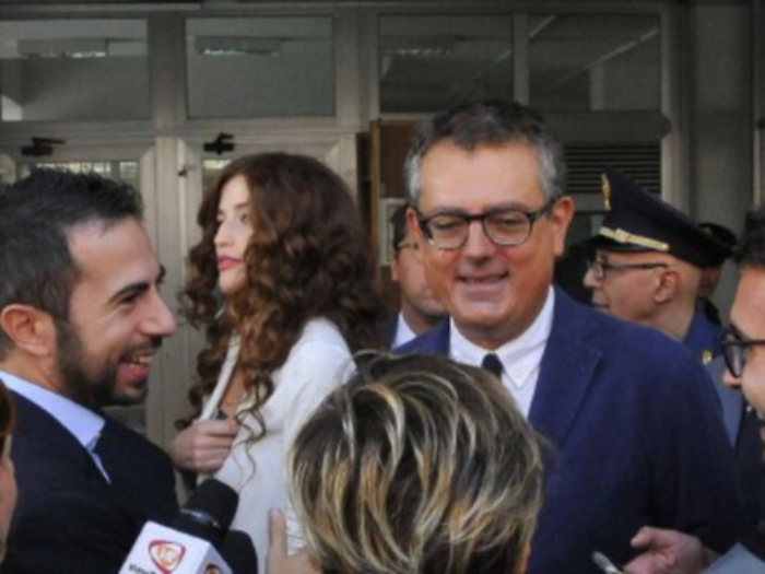 Il marito di Veronica: due milioni di danni. Lei: &laquo;Siete tutti pazzi&raquo;