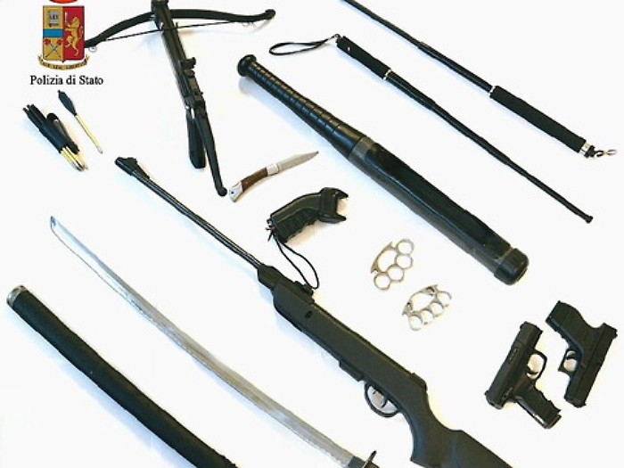 &laquo;Vi ammazzo&raquo;: si barrica in casa e minaccia di uccidere la famiglia