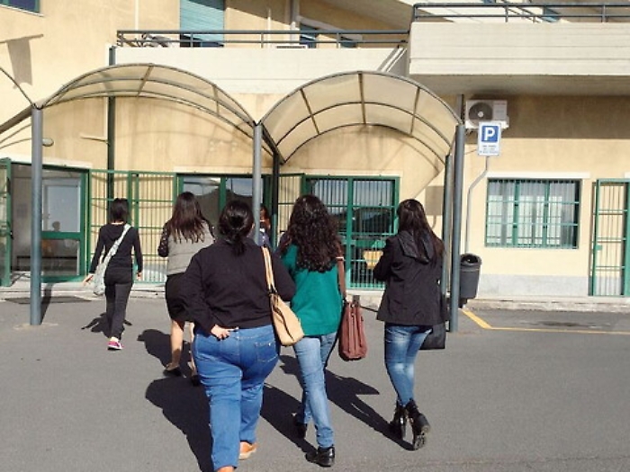 Giarre, denunciato un adescamento davanti alle scuole: caccia a un'auto nera