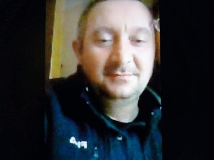 Il tetto in eternit non regge il peso del suo corpo, caduta fatale