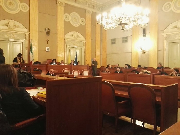 Il Consiglio comunale nato da “Gettonopoli” non rinuncia al gettone di presenza, ma con vari distinguo